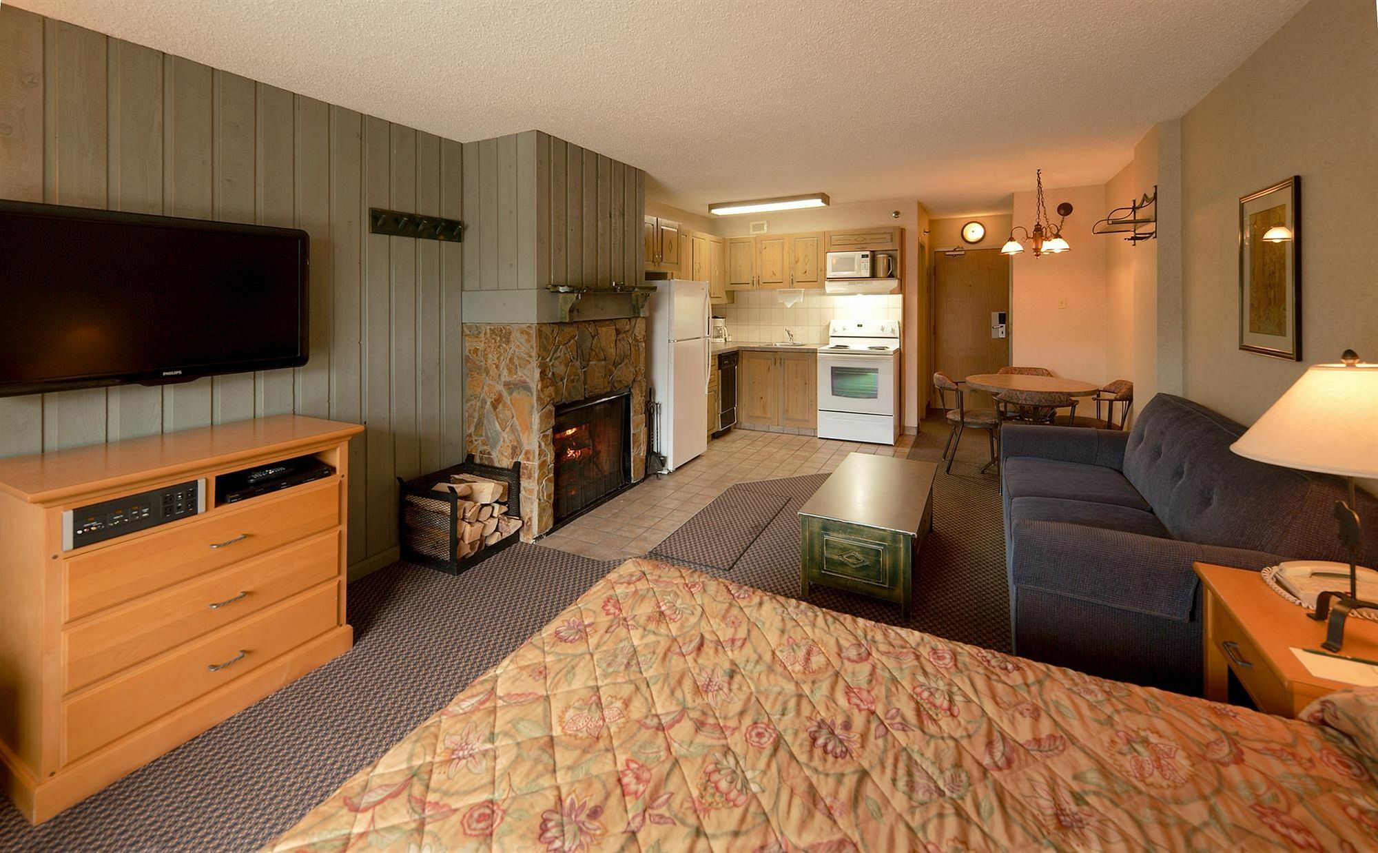 Douglas Fir Resort & Chalets Banff Room photo